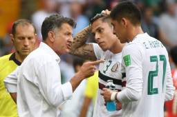 El entrenador de los mexicanos, Juan Carlos Osorio, dando indicaciones a Carlos Salcedo y Edson Álvarez, los dos defensores centrales. Foto AFP