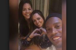 Ronaldinho desmintió que no se casará con dos mujeres en agosto.
