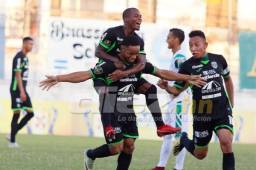 Carlos Róchez celebra el gol anotado al Platense.