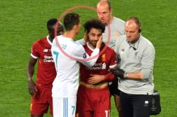 Cristiano consoló a Salah luego de la falta que lo obligó a dejar el partido.