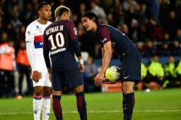 Neymar y Cavani fueron captaron por las cámaras de televisión peleándose por cobrar penales y faltas. Foto AFP