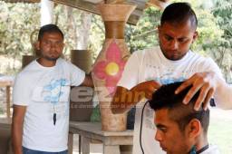 Maynor Cabrera presente en sus dos facetas que no son ligadas al fútbol.