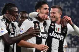 Emre Can es felicitado por su compañeros tras anotar de penal al Udinese.