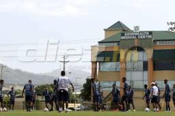 La Selección de Honduras en su primer entrenamiento en Trinidad y Tobago donde se prepara para el choque del viernes. Foto Delmer Martínez-Enviado