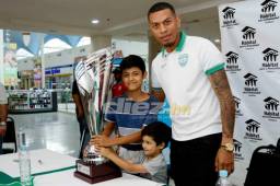 El portero verdolaga compartió con aficionados en un evento del equipo.