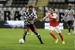 El delantero Alberth Elis conduciendo la pelota ante la marca de un rival del Braga durante el encuentro de este lunes en Portugal. Foto cortesía