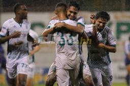 Joshua Nieto celebra con sus compañeros el gol que tiene al Platense seis puntos arriba del último lugar de la tabla. Foto Neptalí Romero