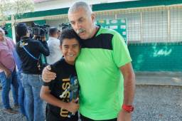 El técnico Manuel Keosseián posando con uno de los aficionados que llegaron a dar ánimos al club previo al entreno de cara al clásico ante Real España. Foto Neptalí Romero