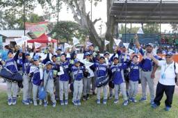 El equipo de Nicaragua que celebra el campeonato obtenido en San Pedro Sula.