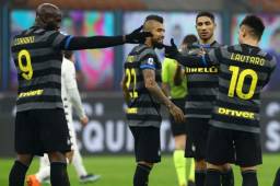 Inter y Juventus aguantan el pulso al líder Milan en el fútbol de Italia.