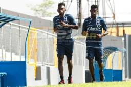 Alberth Elis sigue sin poder entrenar con Honduras, pero ya este viernes se le vio en el campo corriendo al rededor del campo. Foto Neptalí Romero