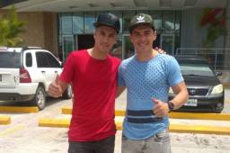 Carlos Ross (camisa roja) origen chileno, junto a Fabian Castillo (camisa azul) atacante argentino ya en Puerto Cortés.