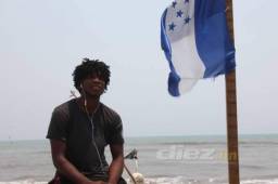 Cristian Jaffet Moreira posa en las playas de Corozal, comunidad garífuna en donde creció en Honduras. Foto: Edgar Witty
