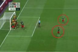 Cinco jugadores sudafricanos esperaron en la línea de la portería para conectar un tiro de esquina.