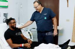 El defensor del Olimpia, Jhonny Palacios, conversando con el doctor Óscar Benítez tras ser intervenido del tendón de Aquiles. Fotos Neptalí Romero