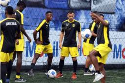 Ramiro Martínez charló con la plantilla de jugadores del Real España para hablar de la derrota ante Real Sociedad y de la final de Copa Premier ante Olimpia.