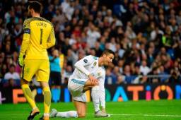 Real Madrid's Portuguese forward Cristiano Ronaldo (R) smiles next to Tottenham Hotspur's French goalkeeper Hugo Lloris during the UEFA Champions League group H football match Real Madrid CF vs Tottenham Hotspur FC at the Santiago Bernabeu stadium in Madrid on October 17, 2017. / AFP PHOTO / PIERRE-PHILIPPE MARCOU