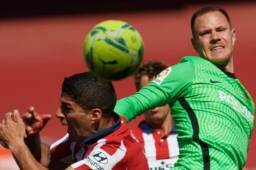 El portero y el central del Barça recriminaron al uruguayo que exagerara una caída dentro del área.