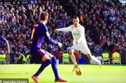 Cristiano quiso rematar con tanta potencia que el balón se fue en medio de sus piernas.