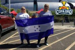 Mildred Fletes y Tury Miranda llegaron desde temprano al estadio de la Universidad de Phoenix para apoyar a Honduras ante México. Foto Ronald Aceituno