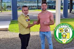 Erlin Lagos, director deportivo del Juticalpa FC, recibiendo al uruguayo Guillermo Chavasco.