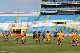 El Real España llegó, entrenó y estaba listo para enfrentar a Marathón que abandonó el estadio porque no habían policías. Foto Delmer Martínez