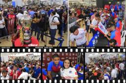 Algarabía, risas y mucha emoción se vivió hoy en la firma de autógrafos que brindó Olimpia, a una semana de haber conquistado el título 31 de la Liga SalvaVida. (Fotos cortesía Ronal Aceituno)