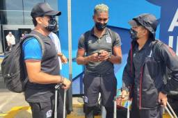 Los jugadores del Olimpia cuando arribaron a Tegucigalpa luego de pasar el día libre de ayer en Miami, Estados Unidos. Hoy van a reunión con la directiva.