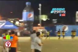 Varias latas fueron lanzadas al terreno de juego del Sergio Reyes.