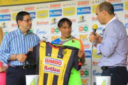 El Real España presentó a Javier Portillo sin pensar que dos años después los tendría de rodillas por un polémico contrato de trabajo. Foto Delmer Martínez