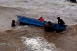 En la Mosquitia hondureña tres personas fueron rescatadas con vida luego de permanecer varias horas en el mar tras el naufragio de dos lanchas.