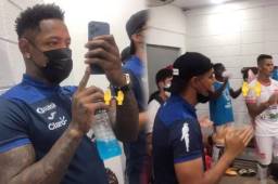 Los seleccionados hondureños, Romell Quioto, Luis Palma y Roberto López, cuando visitaban a los jugadores del Vida durante el juego frente al Real España.