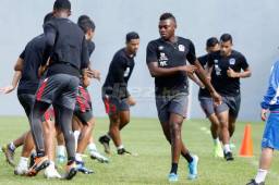 El defensor Elmer Güity estuvo a punto de salir del Olimpia y fichar por Real España, pero Pedro Troglio le dijo que contaba con él. Fotos Neptalí Romero