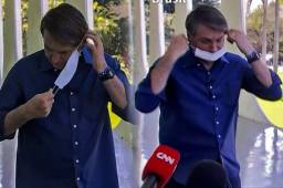 Jair Bolsonaro se quitó la mascarilla cuando estaba por anunciar que padecía de coronavirus, un gesto muy recriminado en redes sociales.
