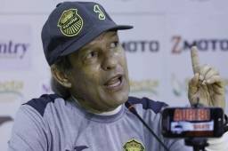 El entrenador del Real España, Carlos Restrepo, en conferencia de prensa con los medios de comunicación en San Pedro Sula. Fotos Neptalí Romero