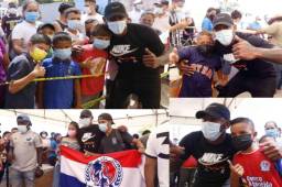 El futbolista hondureño, Romell Quioto, acudió este miércoles a horas de la mañana al parque central de La Lima, Cortés, para intercactuar y brindar indumendaria con severos niños que llegaron a verle. 'El Romantico' se encuentra vacacionando en el país a la espera de iniciar la nueva temporada con el Impact de Montreal en la MLS.