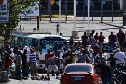 Hondureños salieron en la capital de la República a tomarse las calles porque ya no tienen comida debido a que no han salido a trabajar. Fotos AFP