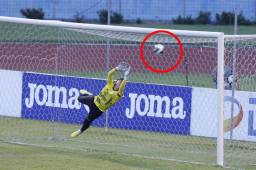 Espectacular gol de Odin Ramos para poner el 3-0 de Marathón ante Juticalpa. Foto: Neptalí Romero.