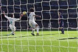 Dani Carvajal metió su mano en el remate de Paulinho que le ha costado la expulsión.