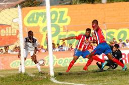 Mientras se jugaba el Honduras Progreso-Olimpia, la barra del León, que miraba el partido pegado al cerco perimetral, entró en conflicto con la Policía.