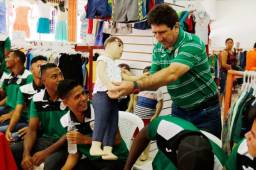 El entrenador del Marathón, Héctor Vargas, le hace una broma con una muñeca a Cristhian Cálix, demostrando el buen ambiente que ronda en el Monstruo.