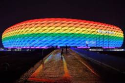 Una gran bandera arcoíris iluminando el estadio Allianz Arena ha creado la polémica en la Eurocopa.