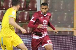 El mediocampista hondureño Rigoberto Rivas en acción con el Reggina en la Serie B de Italia.