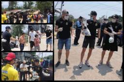 Lo s uruguayos del Real España: Matías Soto, Delis Vargas y Pablo Pírez se sumaron a la compaña de solidaridad de la Mega Barra con los más necesitados.