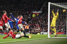 Con inesperado héroe, el Manchester United tumba al Chelsea en Old Trafford y escala en la Premier League