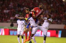 Kendall Waston al momento de anotarle el gol a Honduras al minuto 96 que dejó a Honduras con un pie fuera del Mundial.