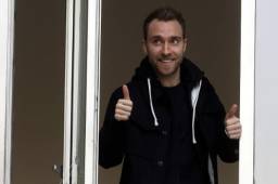 Eriksen saludó a los aficionados del Inter de Milán tras su arriba a Italia.