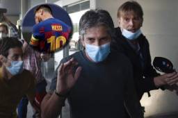 Jorge Messi fue asediado por los periodistas desde el aeropuerto hasta que llegó a su despacho en Barcelona.