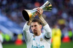 Sergio Ramos mostrando el trofeo del Mundial de Clubes 2017 en el Bernabéu.