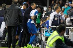 Momentos cuando el delantero hondureño Romell Quioto salía lesionado del juego contra Estados Unidos. Hoy se confirmó que no estará contra Costa Rica.